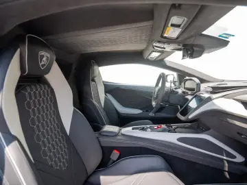 LAMBORGHINI Revuelto V12   MY25   CARBON   PASSENGER-DISPLAY
