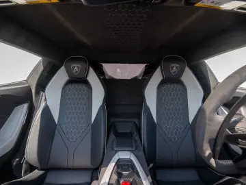 LAMBORGHINI Revuelto V12   MY25   CARBON   PASSENGER-DISPLAY