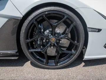 LAMBORGHINI Revuelto V12   MY25   CARBON   PASSENGER-DISPLAY