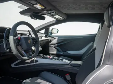 LAMBORGHINI Revuelto V12   MY25   CARBON   PASSENGER-DISPLAY