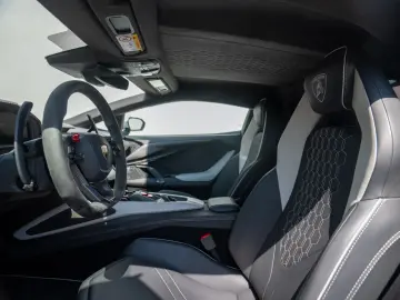 LAMBORGHINI Revuelto V12   MY25   CARBON   PASSENGER-DISPLAY