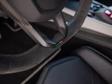 LAMBORGHINI Revuelto V12   MY25   CARBON   PASSENGER-DISPLAY