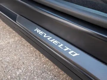 LAMBORGHINI Revuelto V12   MY25   CARBON   PASSENGER-DISPLAY