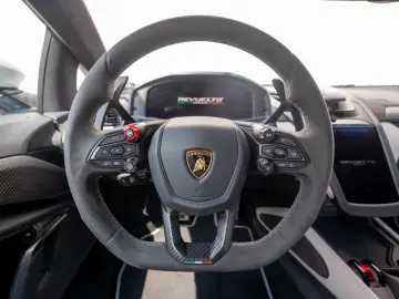 LAMBORGHINI Revuelto V12   MY25   CARBON   PASSENGER-DISPLAY