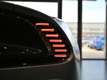 ASTON MARTIN Vanquish Volante Q Satin Full Carbon UP…