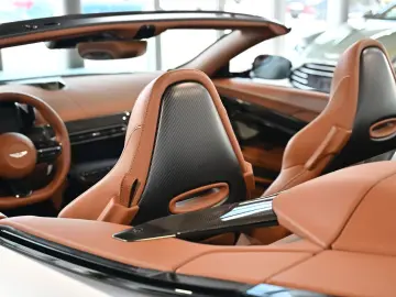 ASTON MARTIN Vanquish Volante Q Satin Full Carbon UP…