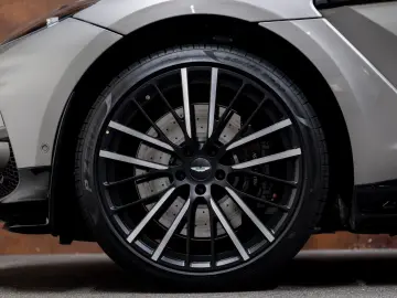 ASTON MARTIN DBX 4.0 V8 707 FACELIFT ACC 360