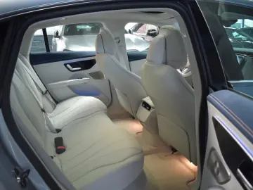 MERCEDES-BENZ EQE 300 DIGITAL LIGHT BURMESTER KAMERA…