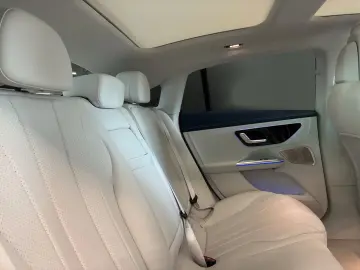 MERCEDES-BENZ EQE 350 AMG-LINE DISTRONIC PANO HUD BURMESTER