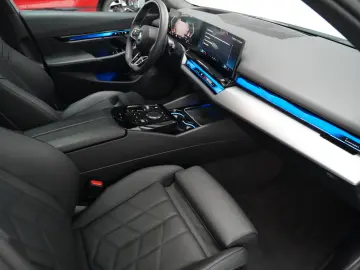 BMW 520d M Sport PRO PANO ICONIC 360 HUD H&K KEY