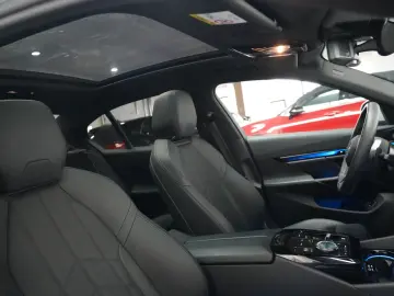 BMW 520d M Sport PRO PANO ICONIC 360 HUD H&K KEY