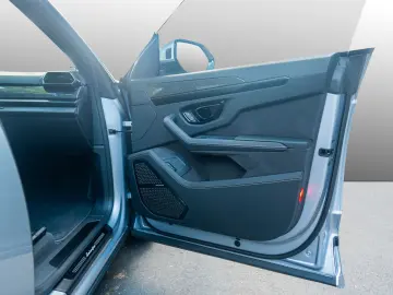 LAMBORGHINI Urus SE  B&O  Dark Package  MY25