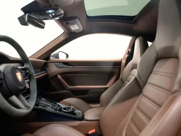 PORSCHE 992 Carrera 4 GTS