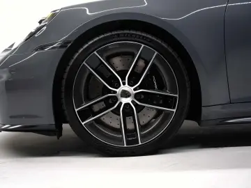 PORSCHE 992 Carrera 4 GTS