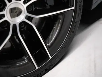 PORSCHE 992 Carrera 4 GTS