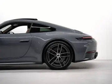 PORSCHE 992 Carrera 4 GTS