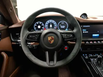 PORSCHE 992 Carrera 4 GTS
