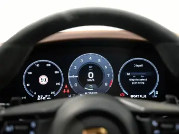 PORSCHE 992 Carrera 4 GTS
