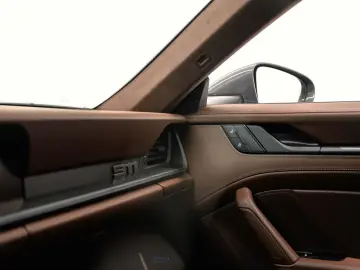 PORSCHE 992 Carrera 4 GTS