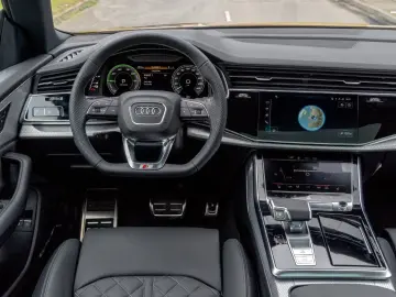 Audi Q8 60 TFSIe S line   489 CP • PANO • B&O