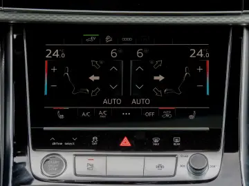 Audi Q8 60 TFSIe S line   489 CP • PANO • B&O