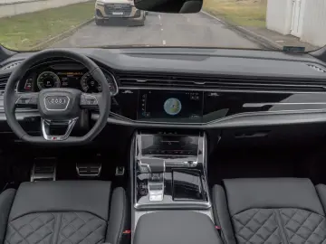 Audi Q8 60 TFSIe S line   489 CP • PANO • B&O