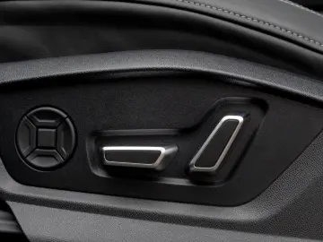 Audi Q8 60 TFSIe S line   489 CP • PANO • B&O