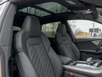 Audi Q8 60 TFSIe S line   489 CP • PANO • B&O