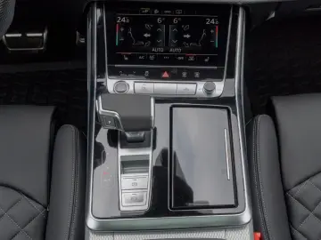Audi Q8 60 TFSIe S line   489 CP • PANO • B&O