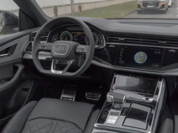 Audi Q8 60 TFSIe S line   489 CP • PANO • B&O