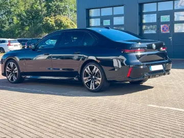 BMW 740d xDrive M Sport Pro   B&W • MASSAGE • SKY LOUNGE