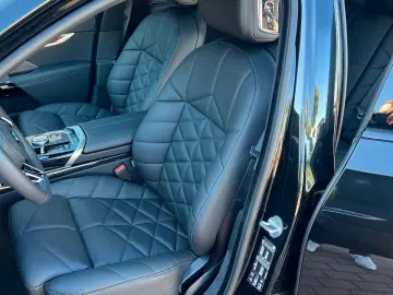 BMW 740d xDrive M Sport Pro   B&W • MASSAGE • SKY LOUNGE