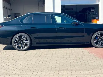 BMW 740d xDrive M Sport Pro   B&W • MASSAGE • SKY LOUNGE