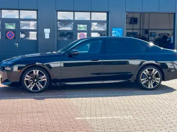 BMW 740d xDrive M Sport Pro   B&W • MASSAGE • SKY LOUNGE