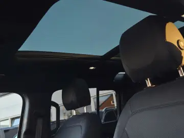 LAND ROVER Defender 110 X-Dynamic