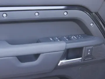 LAND ROVER Defender 110 X-Dynamic SE
