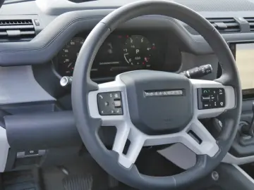 LAND ROVER Defender 110 X-Dynamic SE