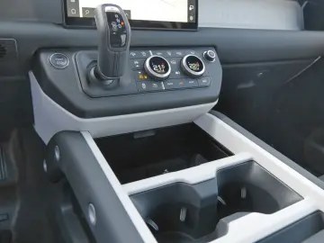 LAND ROVER Defender 110 X-Dynamic SE