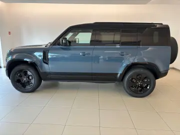 LAND ROVER Defender 110 D300 X-Dynamic SE