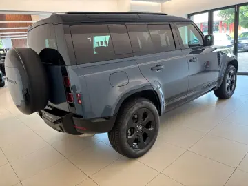LAND ROVER Defender 110 D300 X-Dynamic SE