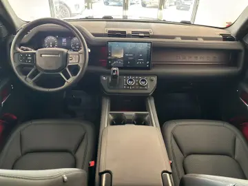 LAND ROVER Defender 110 D300 X-Dynamic SE