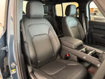 LAND ROVER Defender 110 D300 X-Dynamic SE