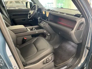 LAND ROVER Defender 110 D300 X-Dynamic SE