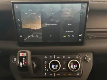 LAND ROVER Defender 110 D300 X-Dynamic SE