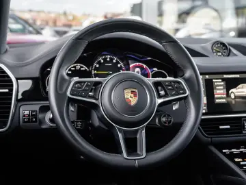 PORSCHE Cayenne Coupe Hybrid Pano-Luft-AHK-HuD-Approved