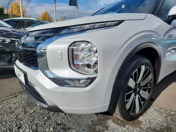 MITSUBISHI Plug-in Hybrid Outlander Top 4WD Luxury Launch-P
