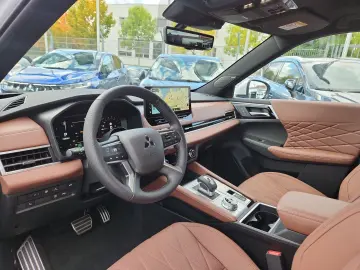 MITSUBISHI Plug-in Hybrid Outlander Top 4WD Luxury Launch-P