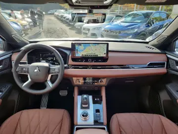 MITSUBISHI Plug-in Hybrid Outlander Top 4WD Luxury Launch-P