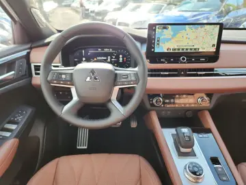 MITSUBISHI Plug-in Hybrid Outlander Top 4WD Luxury Launch-P