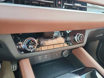 MITSUBISHI Plug-in Hybrid Outlander Top 4WD Luxury Launch-P